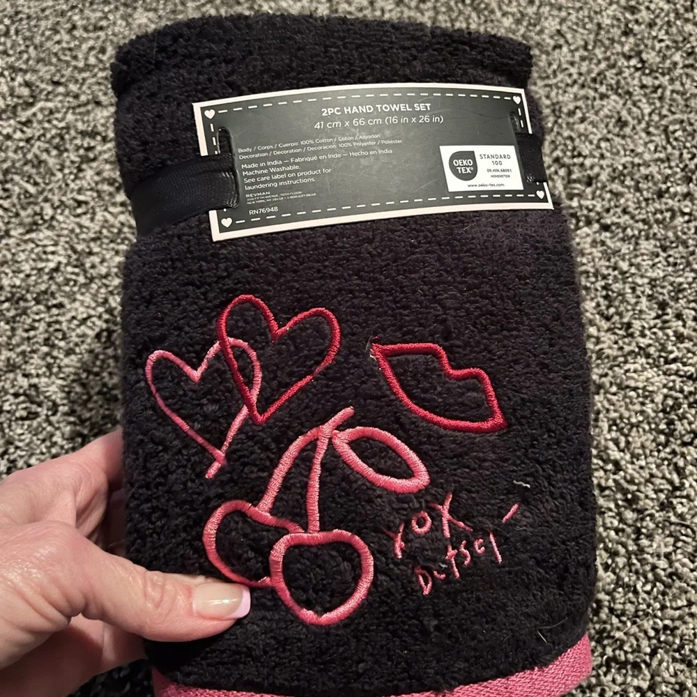 Betsey Johnson set of 2 hand towels